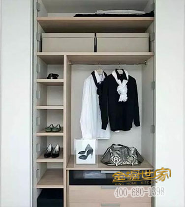 幾款整體衣柜設計內(nèi)部的方案,滿足你的收納欲