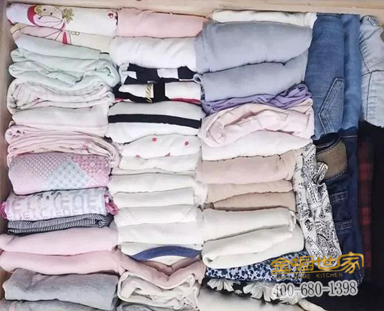 總說我的衣服亂堆，那你倒是給我又大又實用的衣柜呀！